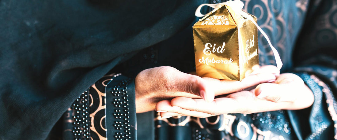 Coffret cadeau de l'Aïd tenu dans les mains