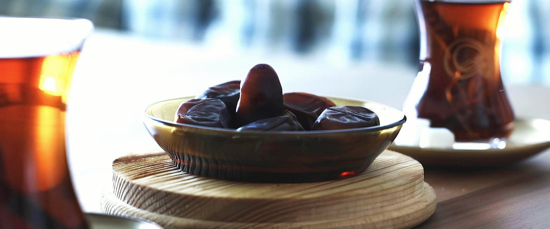 Table dressée pour l'iftar : dattes, thé et vaisselle claire