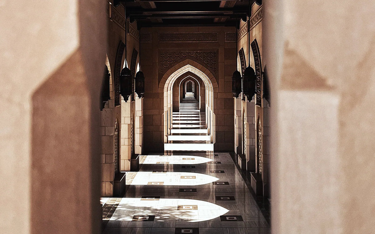 Galerie de mosquée aux tons chauds, lumière du soleil sur le sol