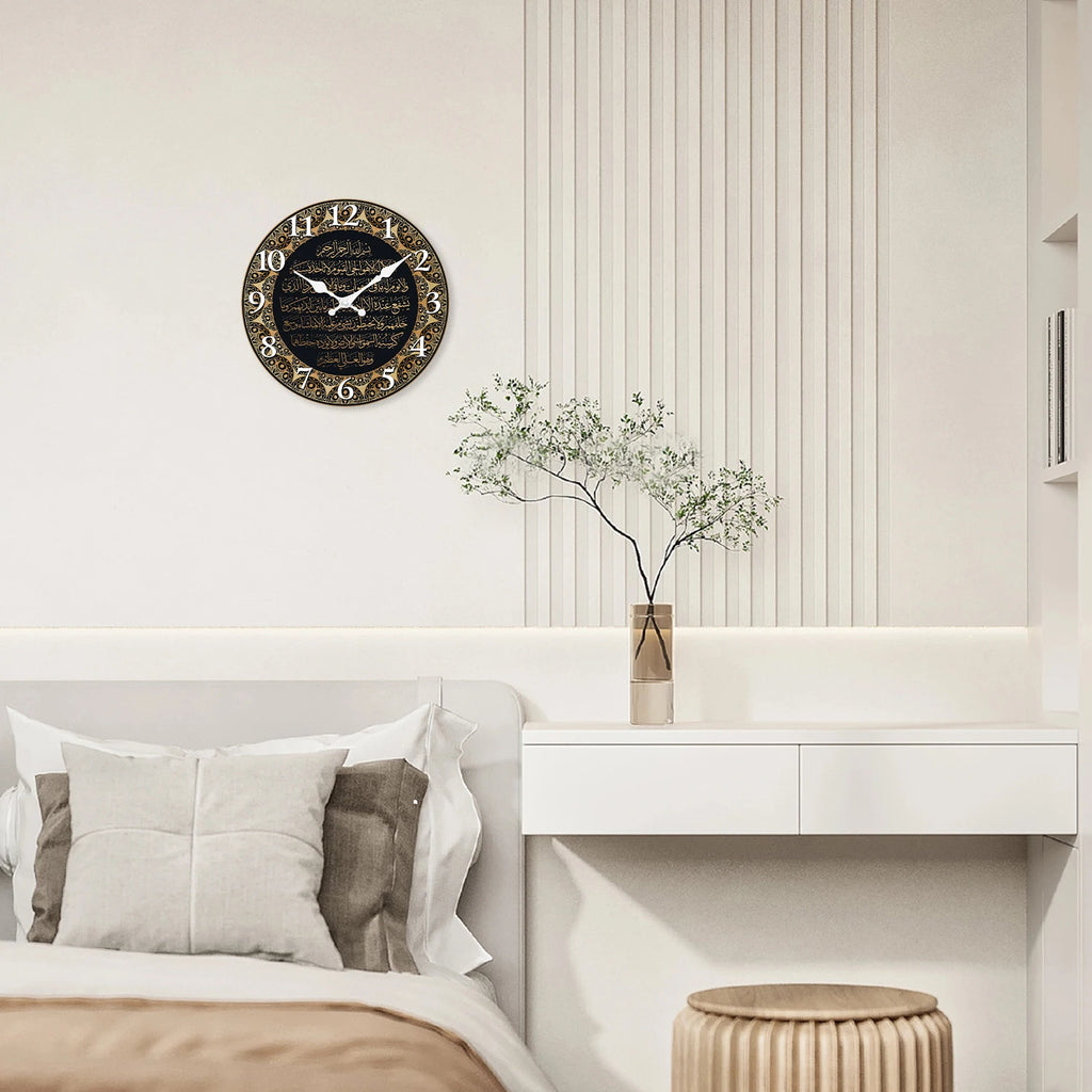 Horloge murale en bois — calligraphie du verset du Trône