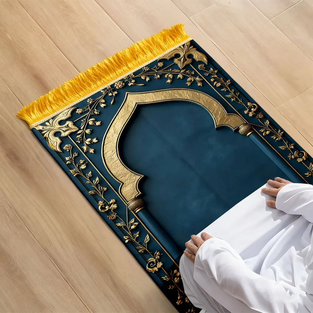Alfombra de rezo azul petróleo con detalles dorados — terciopelo