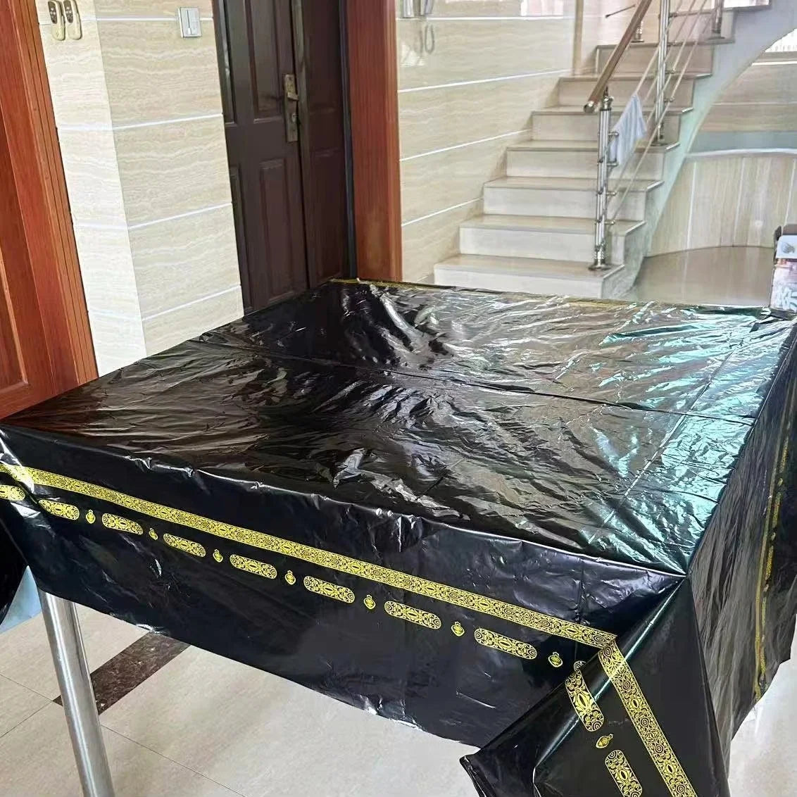 Nappe rectangulaire noire et dorée pour iftar et réception