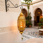 Lampe d'Orient à suspendre en métal doré ajouré — verre ambré