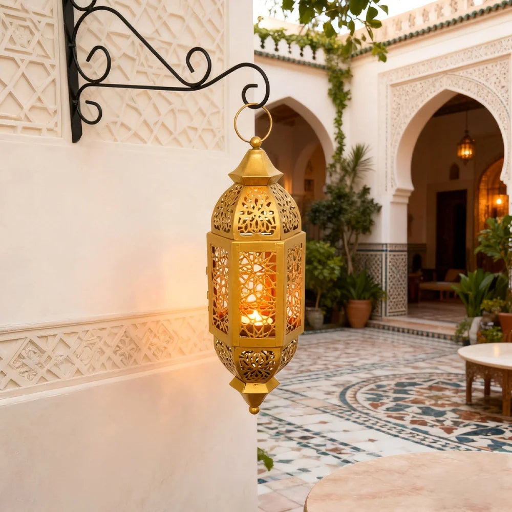 Lampe d'Orient à suspendre en métal doré ajouré — verre ambré