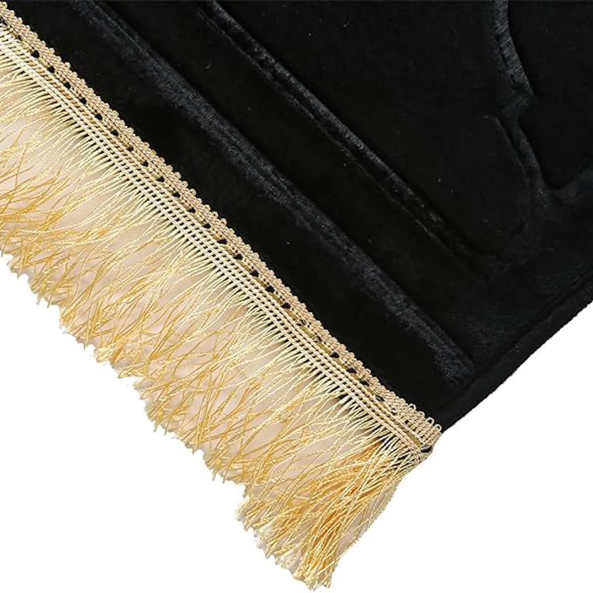 Franges dorées cousues sur le bord du tapis de prière