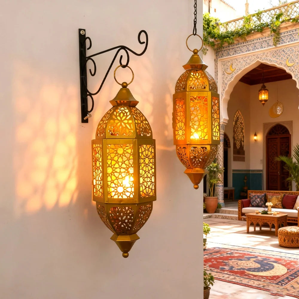 Lampe d'Orient à suspendre en métal doré ajouré — verre ambré