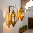 Lampe d'Orient à suspendre en métal doré ajouré — verre ambré